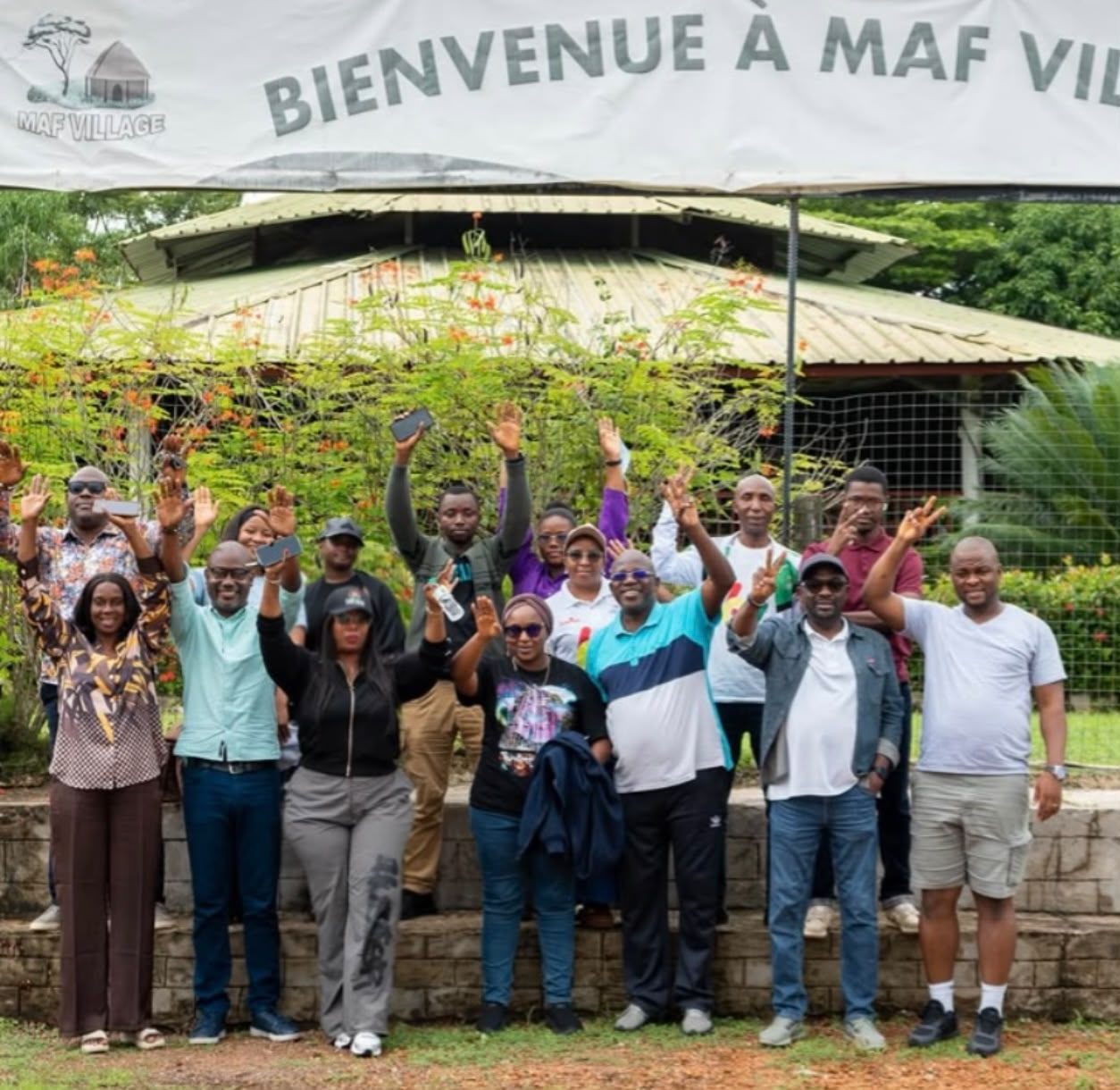 Arrivée du groupe sous la bannière de bienvenue à MAF Village pour la retraite stratégique Patrimoine Bâti/SAU