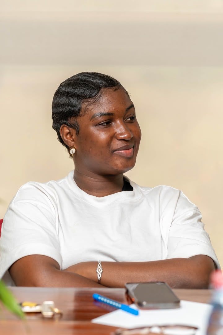 Participante attentive pendant la session de formation
